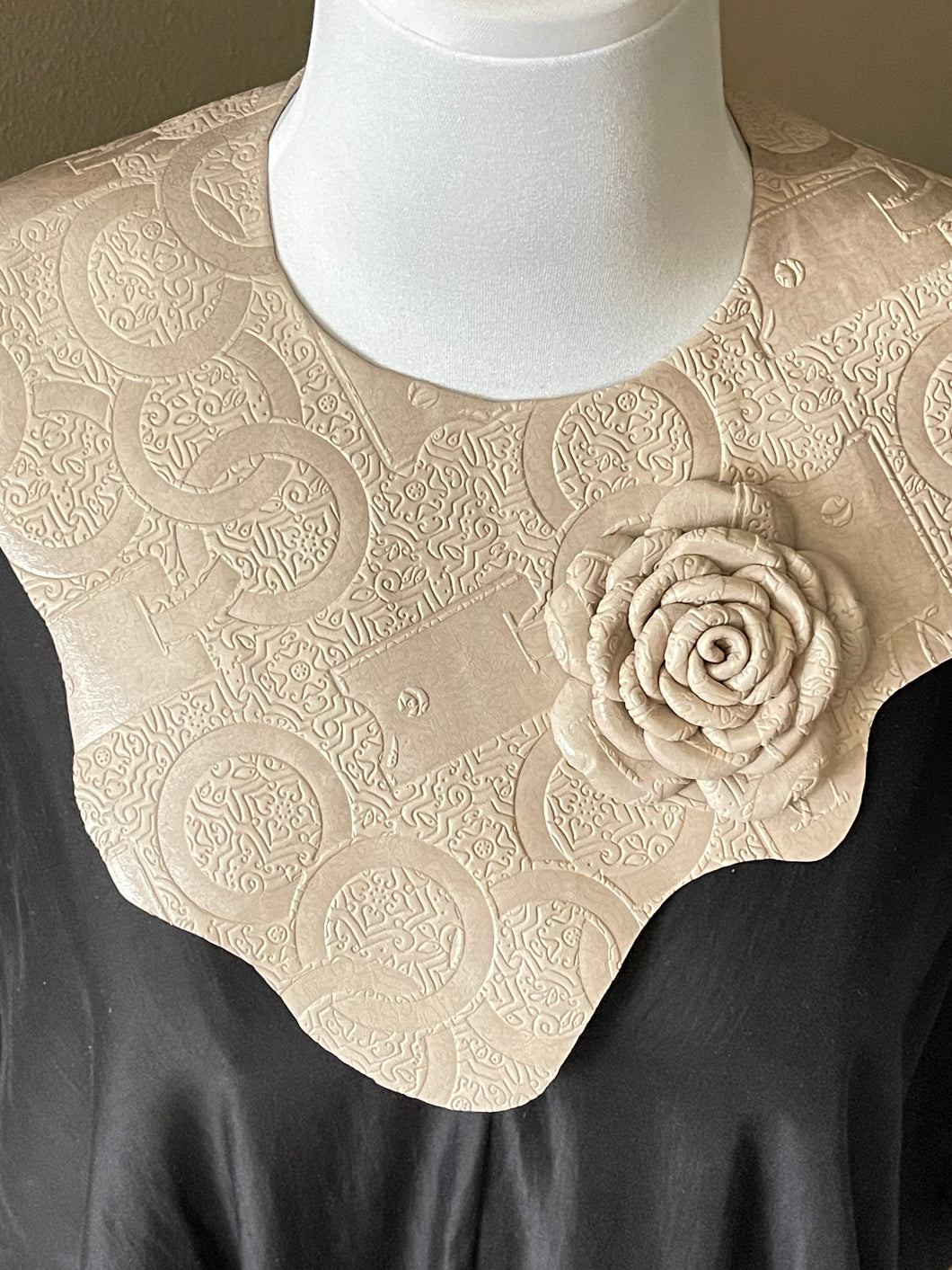 “SCULPTED GRACE” COLLAR
