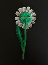 Load image into Gallery viewer, “HEART OF GOLD” daisy brooch￼